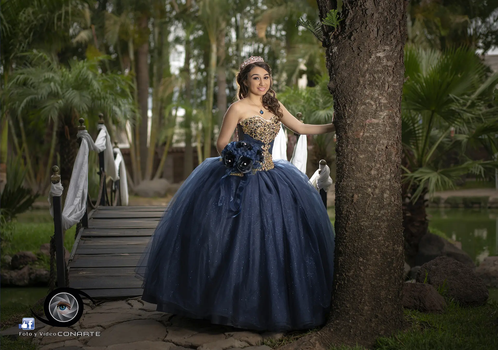 Sesión de XV años en Casa del Lago retrato de quinceañera con vestido formal