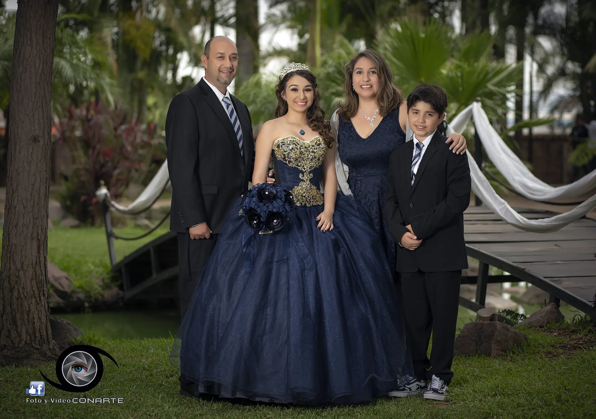 Sesión de XV años en Casa del Lago pose elegante junto al lago
