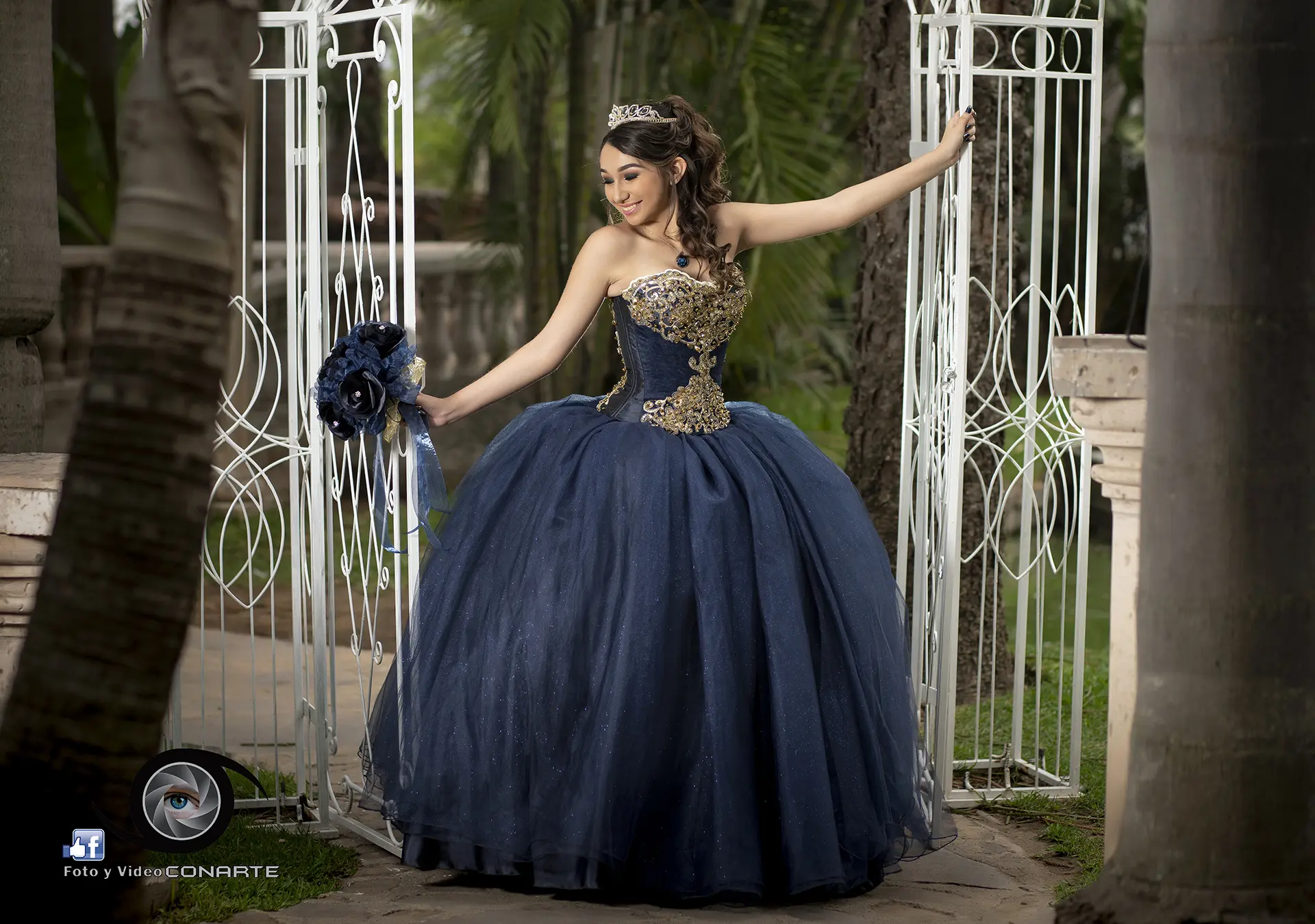 Sesión de XV años en Casa del Lago detalles del vestido y corona de quinceañera
