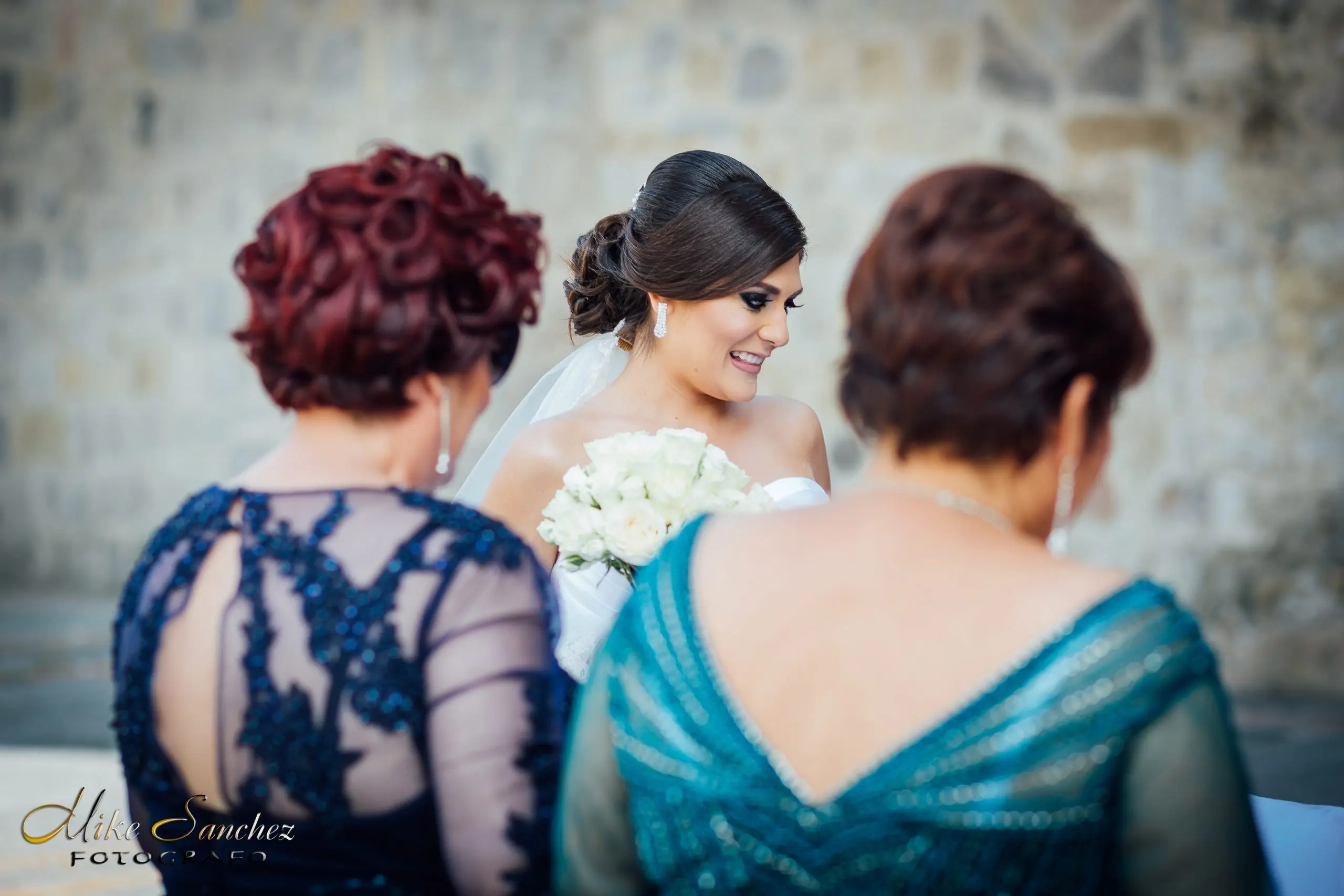 Misa de boda en San José de Analco novios en el altar mayor