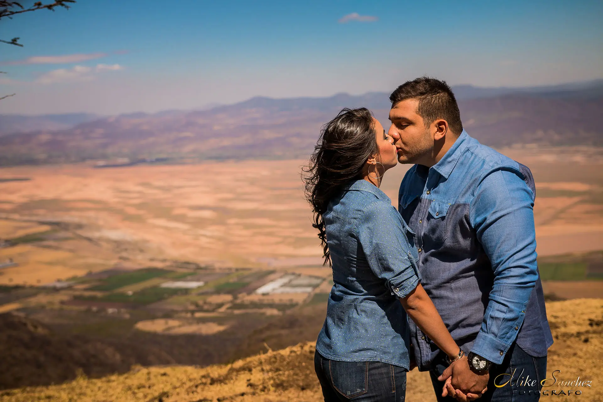 Sesión fotográfica casual en Tapalpa pareja en cabaña