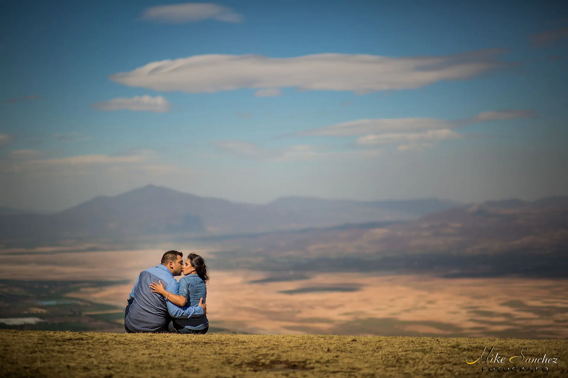 Sesión fotográfica casual en Tapalpa en pared de piedra
