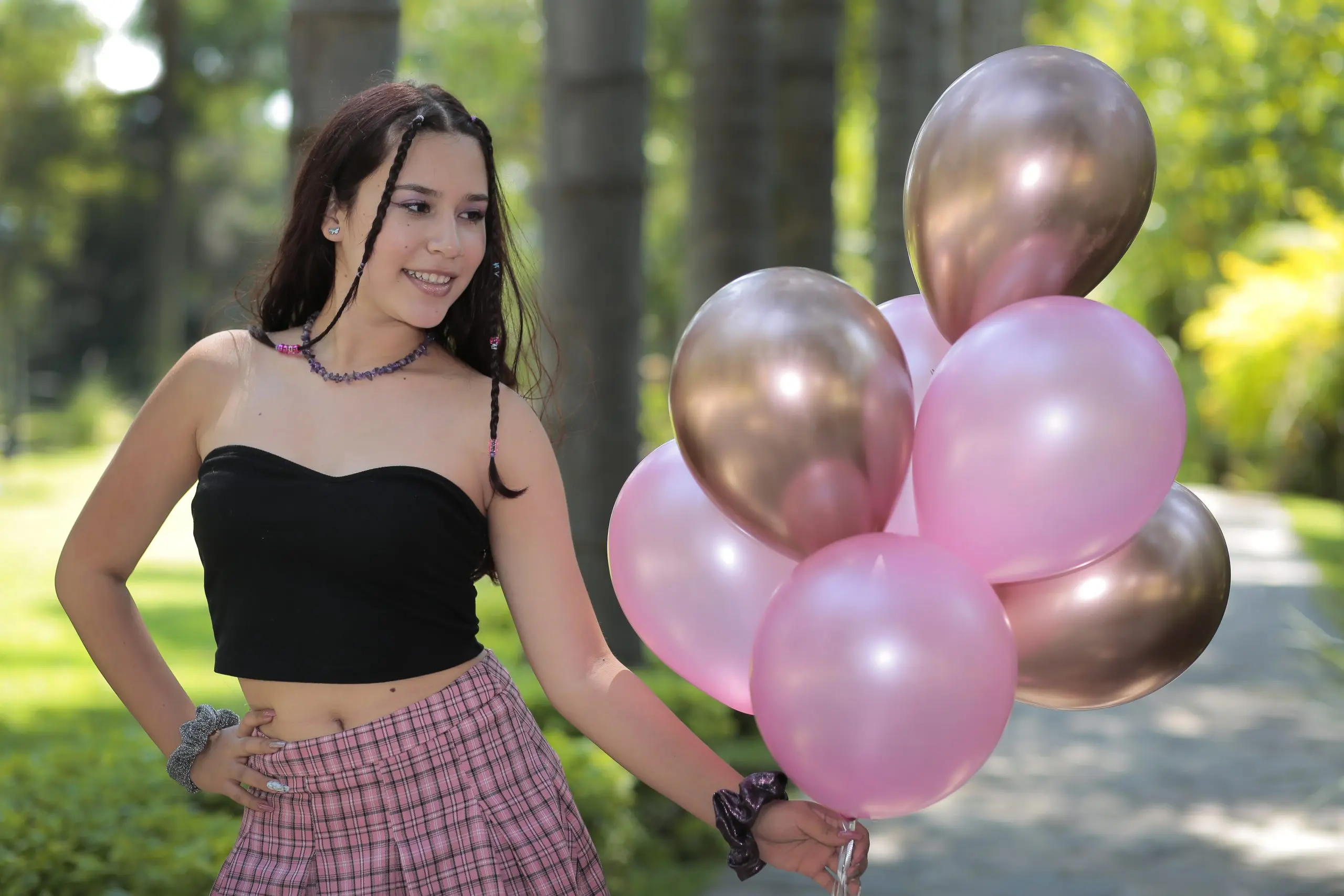 Risas y complicidad juvenil con amigas en sesión casual