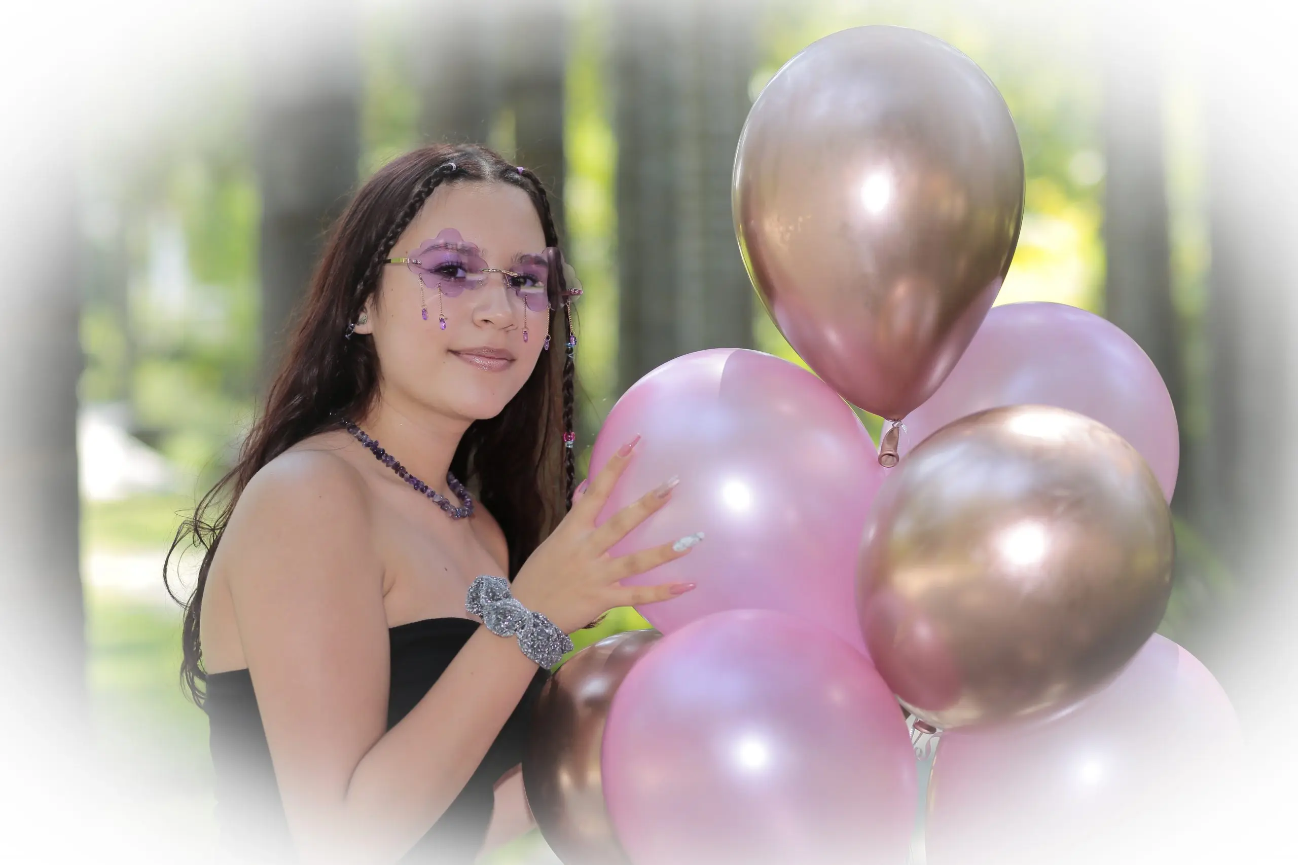 Pose espontánea de quinceañera en exteriores