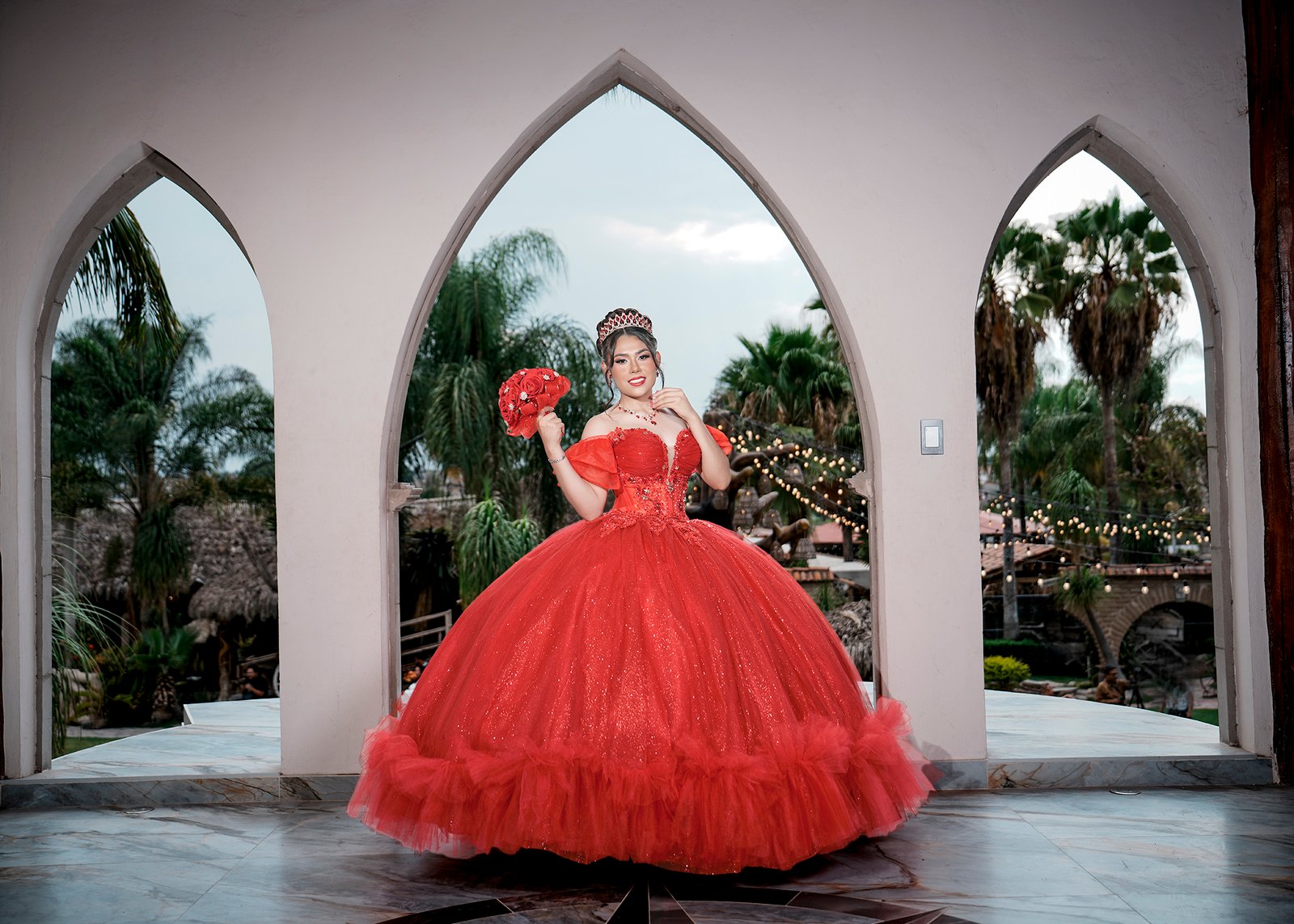 Sonrisa y carisma de quinceañera en locación