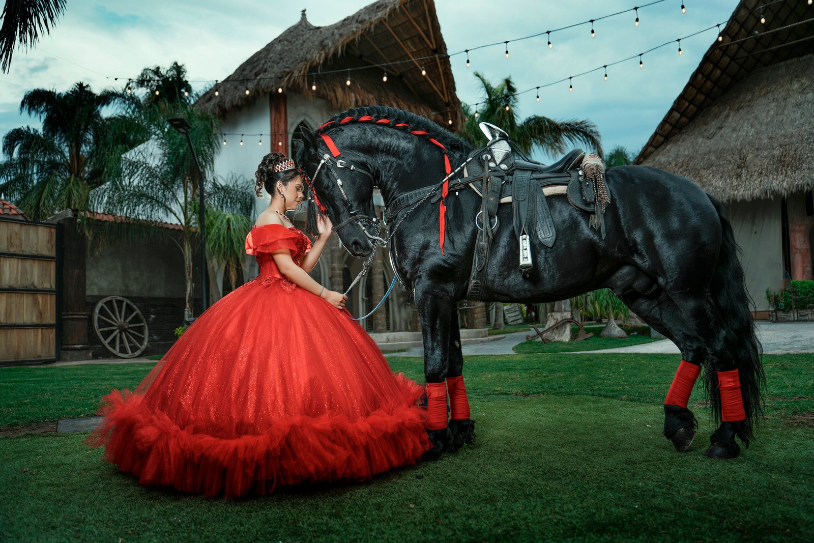 Pose elegante con vestido de quinceañera en exteriores