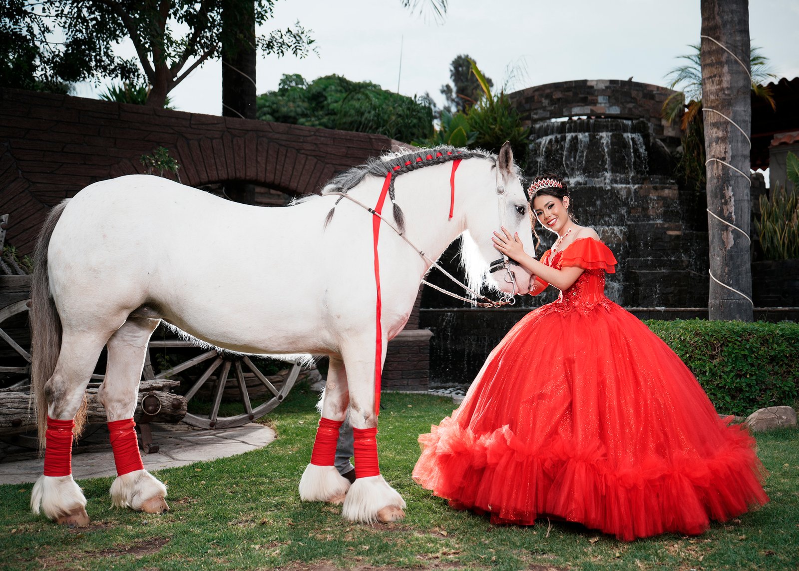 Detalles del ramo y tiara de gala en Salón Campestre Loreto