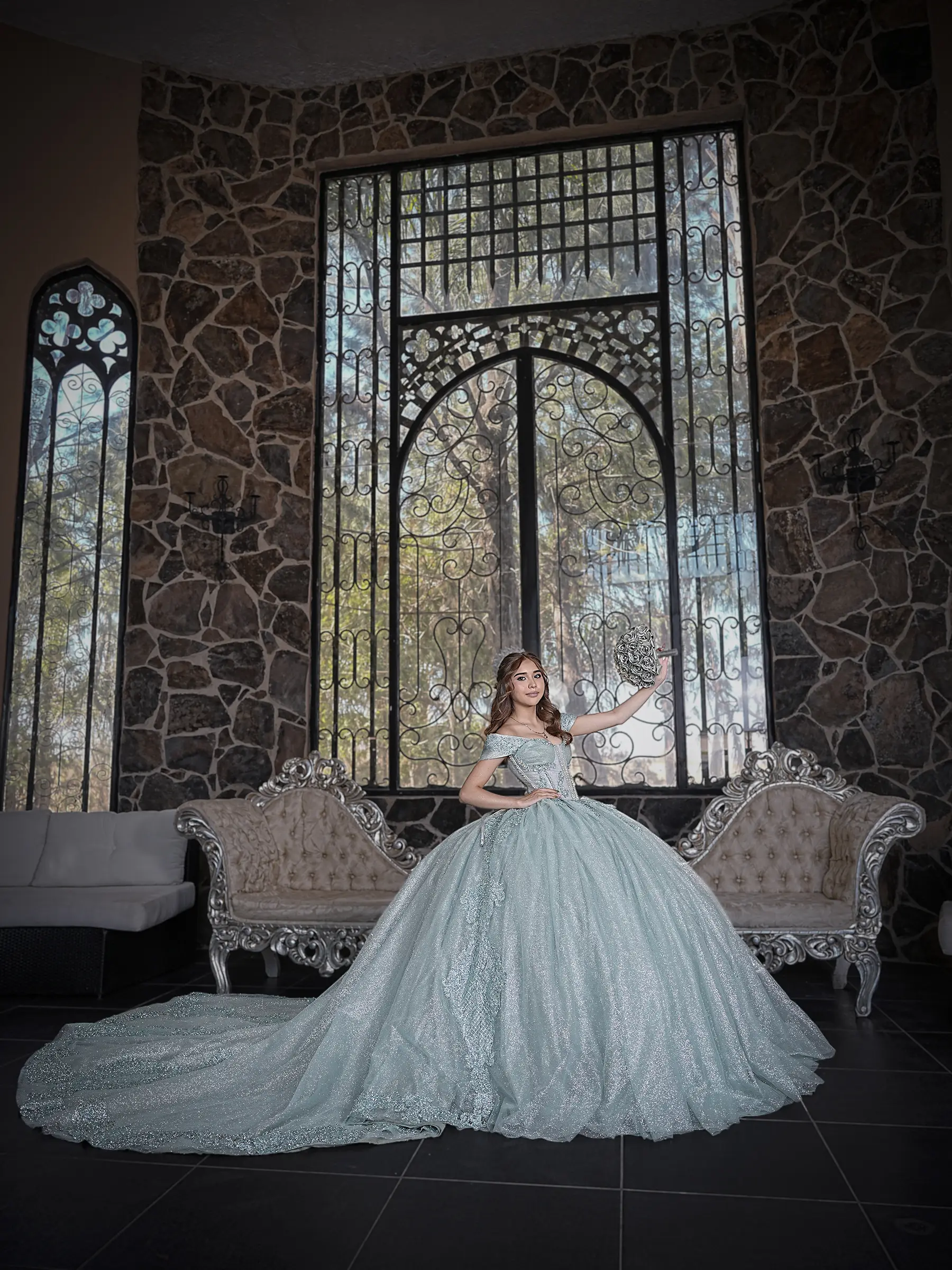 Retrato solemne de quinceañera previo a la fiesta