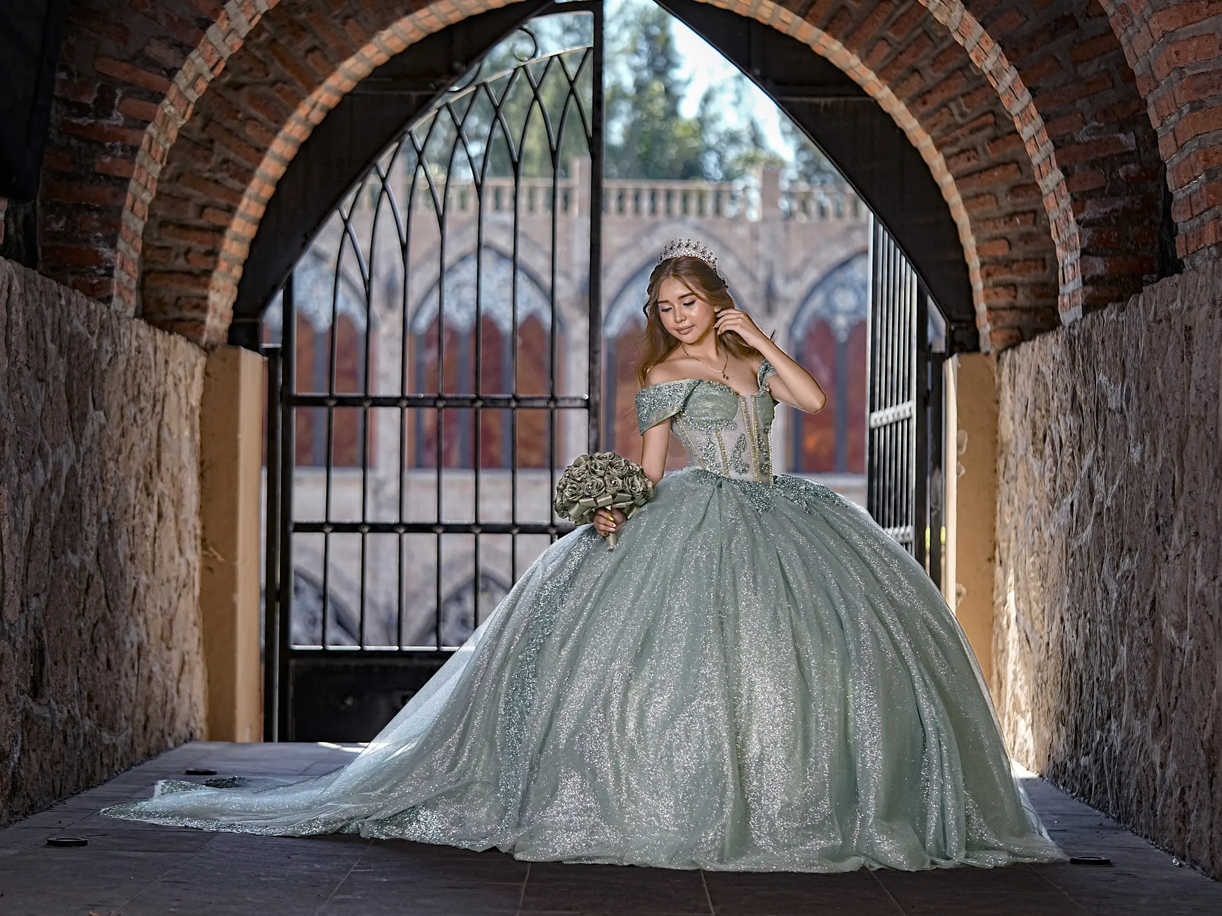 Toma de cuerpo completo con vestido de quinceañera en jardines