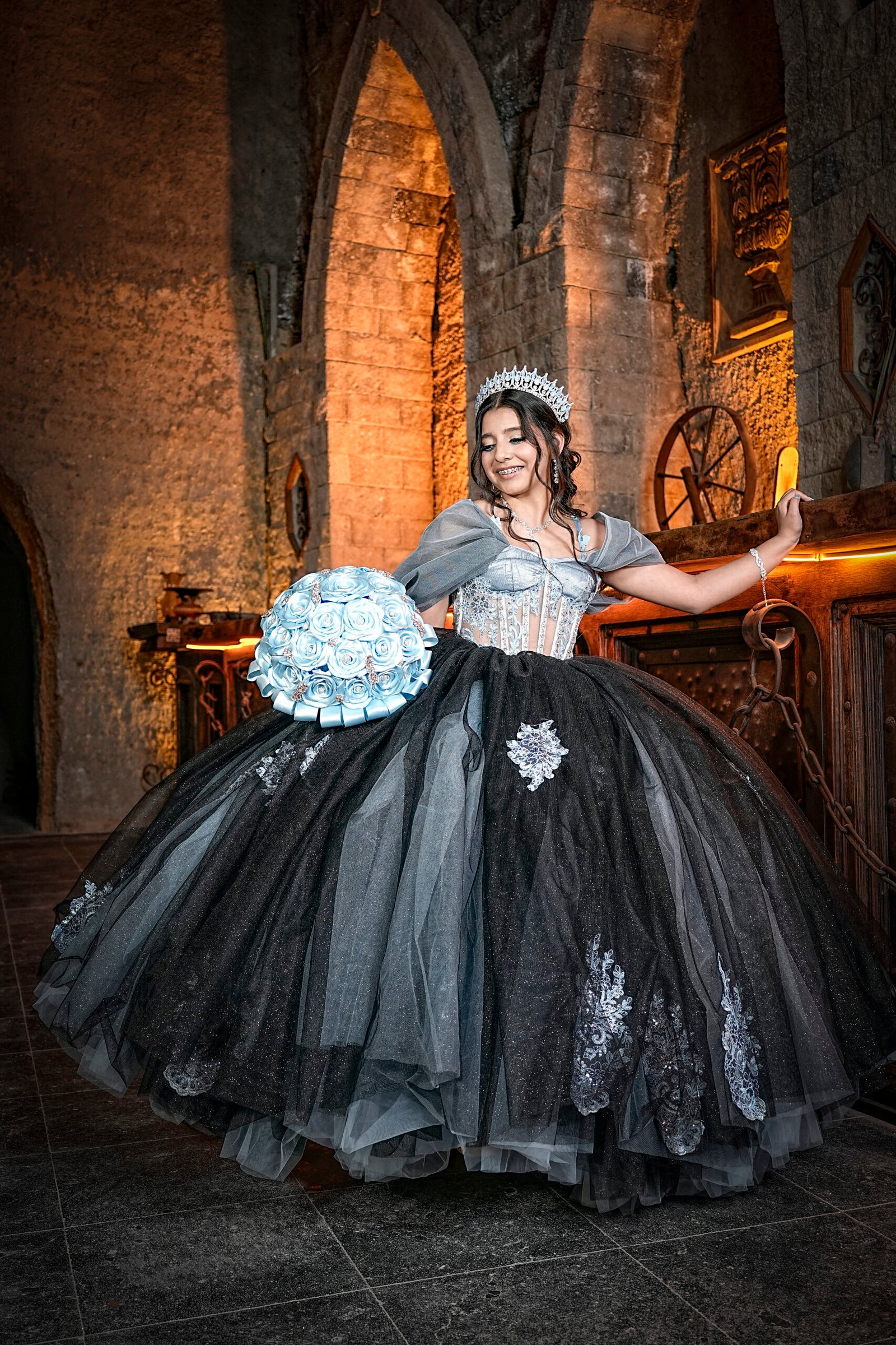 Pose solemne de quinceañera previa al evento