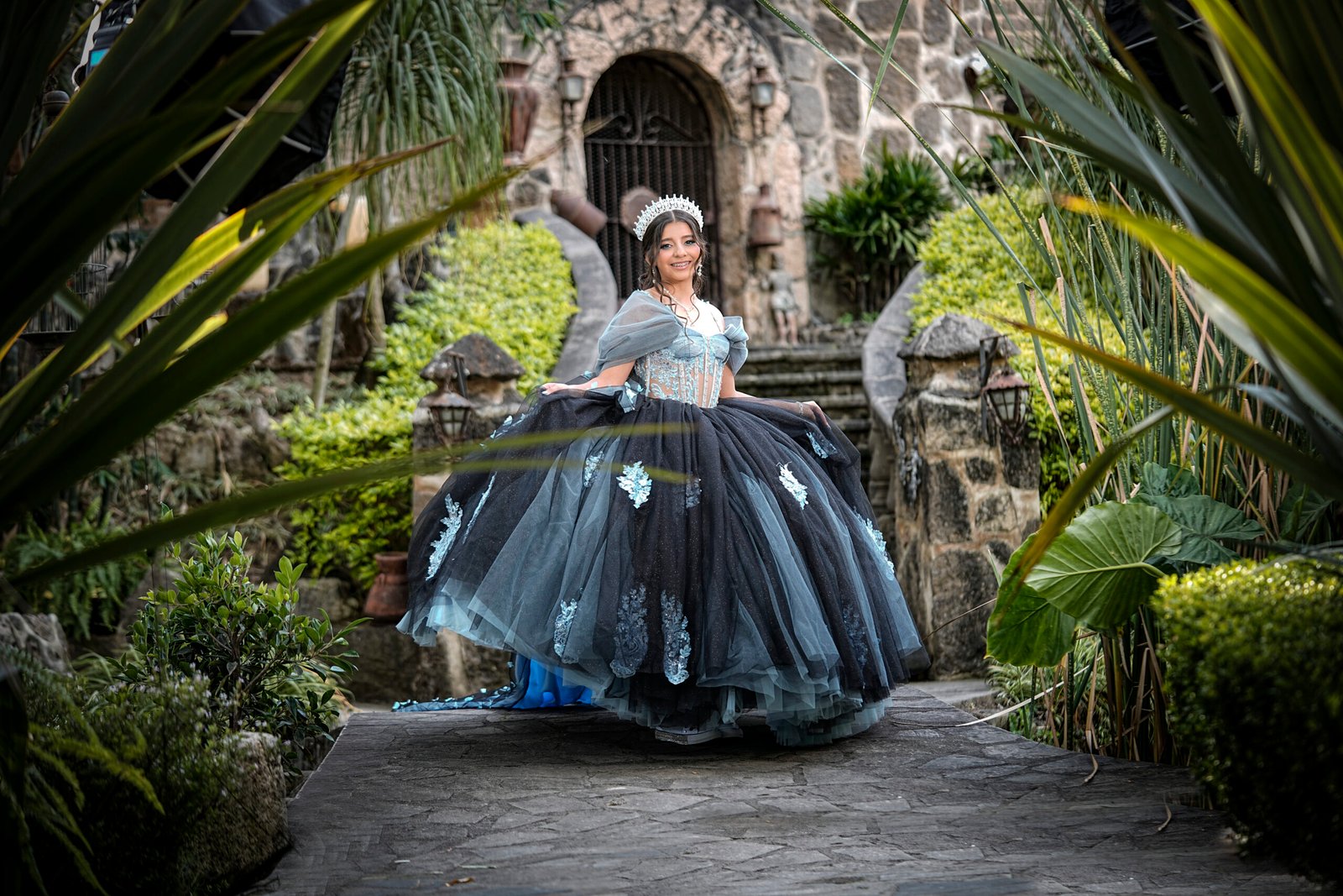 Sesión de XV años en Castillo Siglo XIV retrato formal de gala de Renata