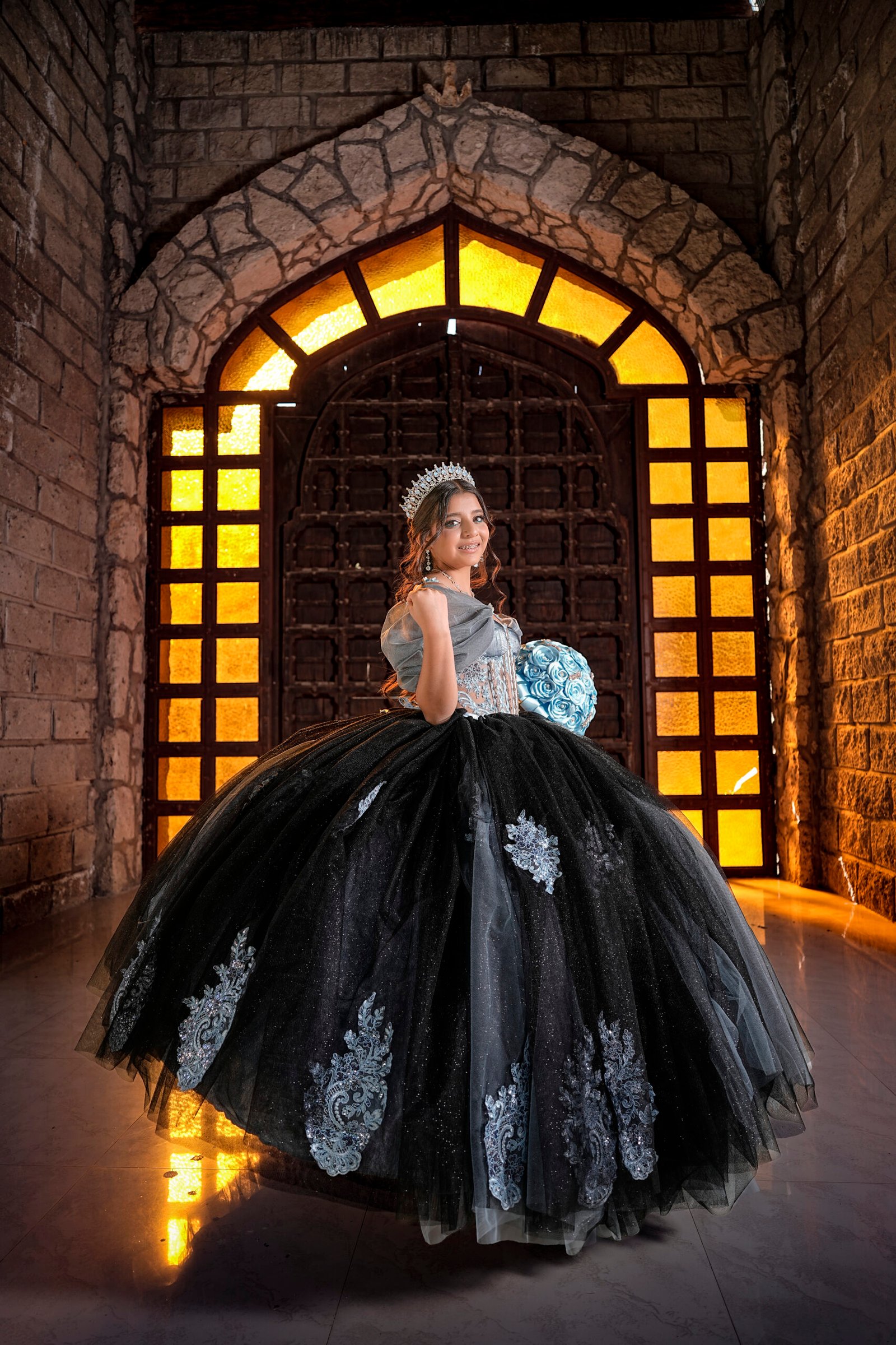 Pose elegante con vestido de quinceañera en exteriores