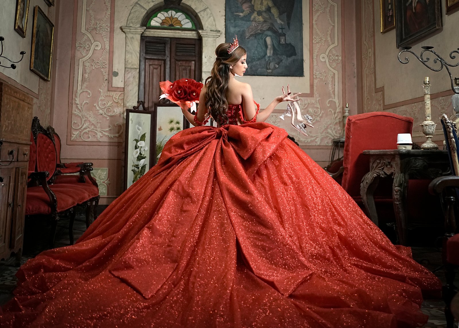 El Palacio de las vacas toma de cuerpo completo con vestido de quinceañera