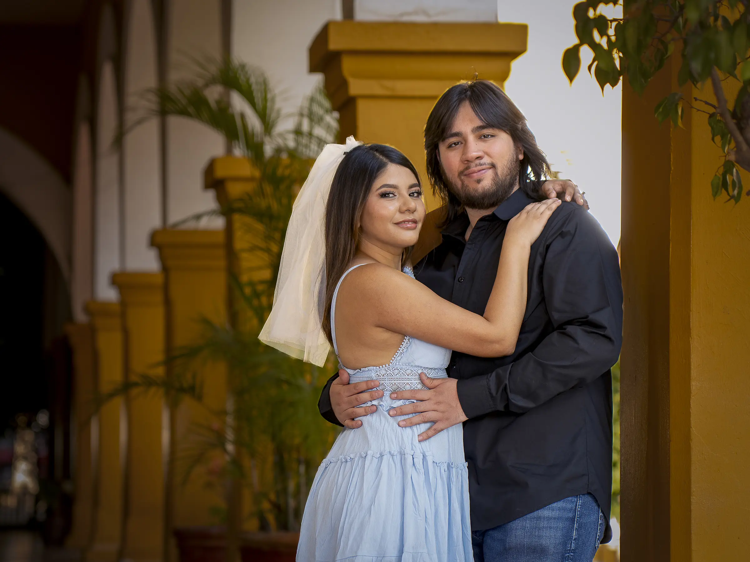 Encuadre íntimo de pareja con luz suave natural
