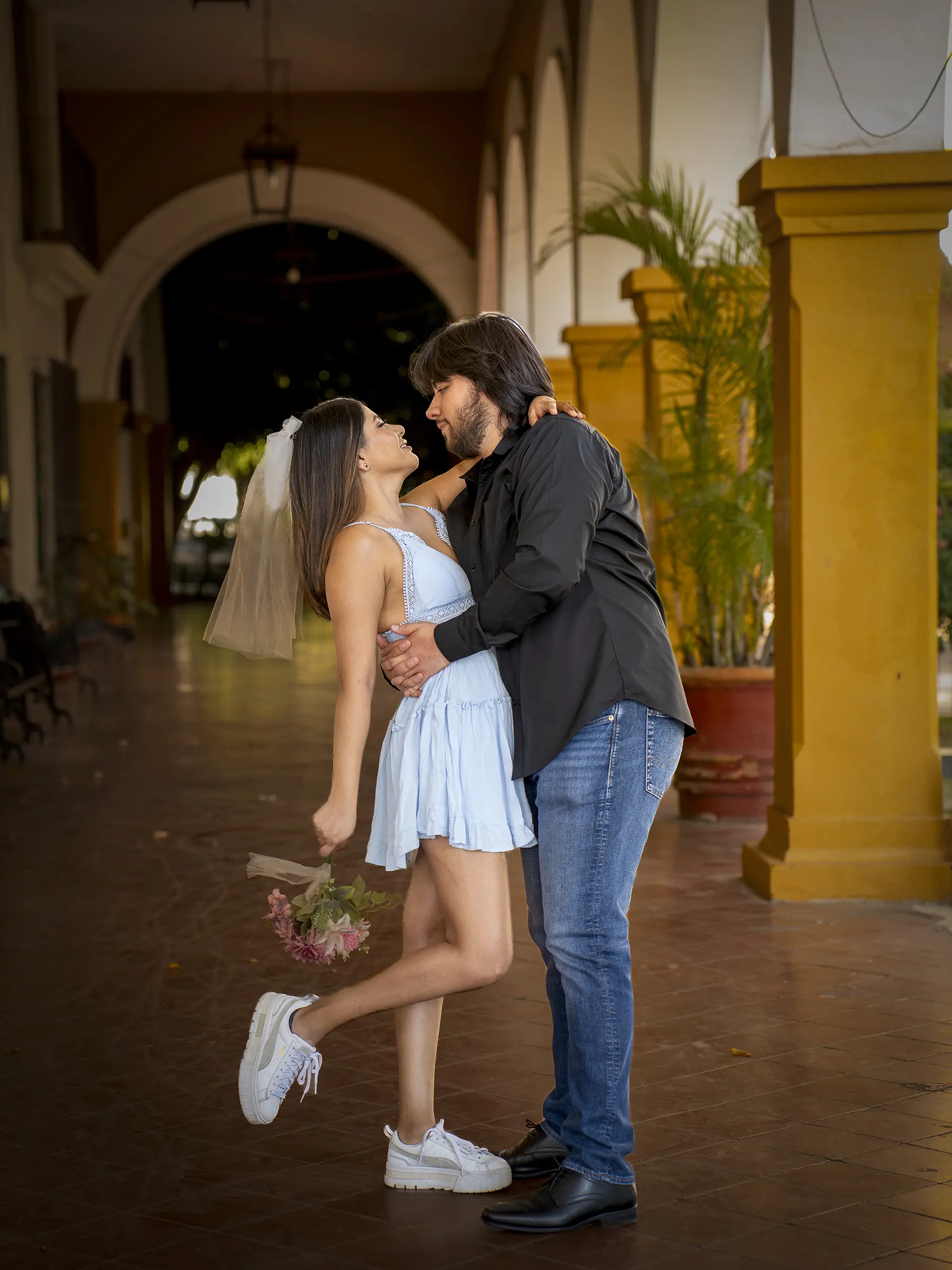Sesión de fotos en Pila Seca Tlaquepaque sonrisas espontáneas de novios