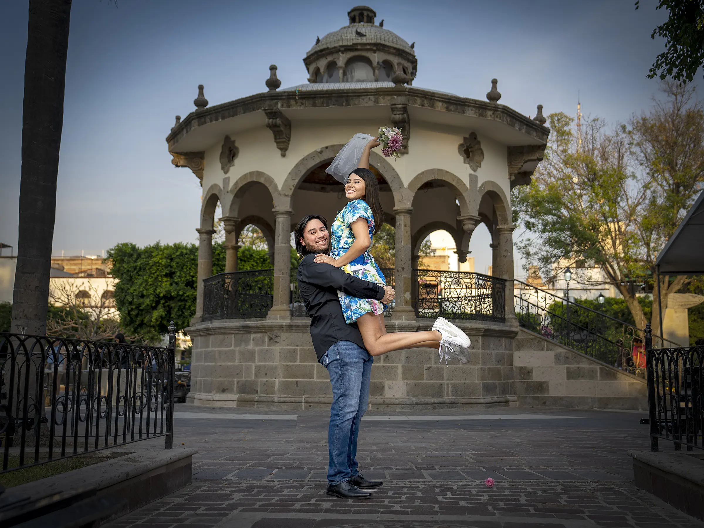 Sesión de fotos en Pila Seca Tlaquepaque con fondo de cantera