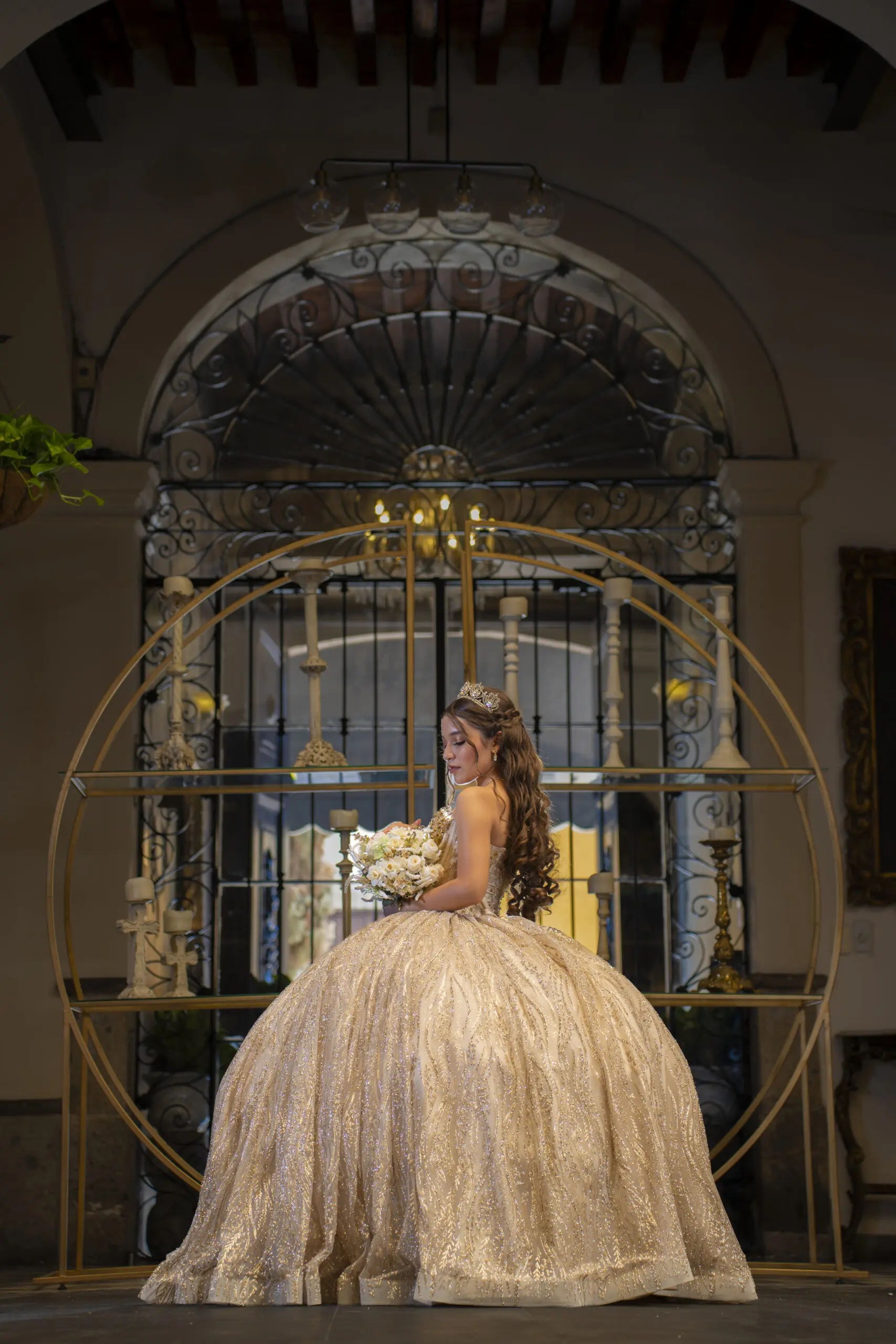 Retrato elegante con vestido de quinceañera en patio central