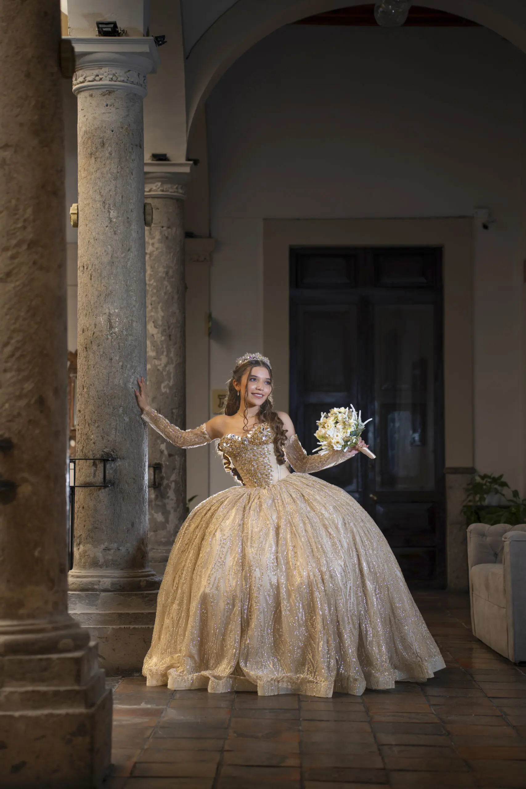 Sesión de XV años en Casa Pedro Loza pose de gala en escalinatas