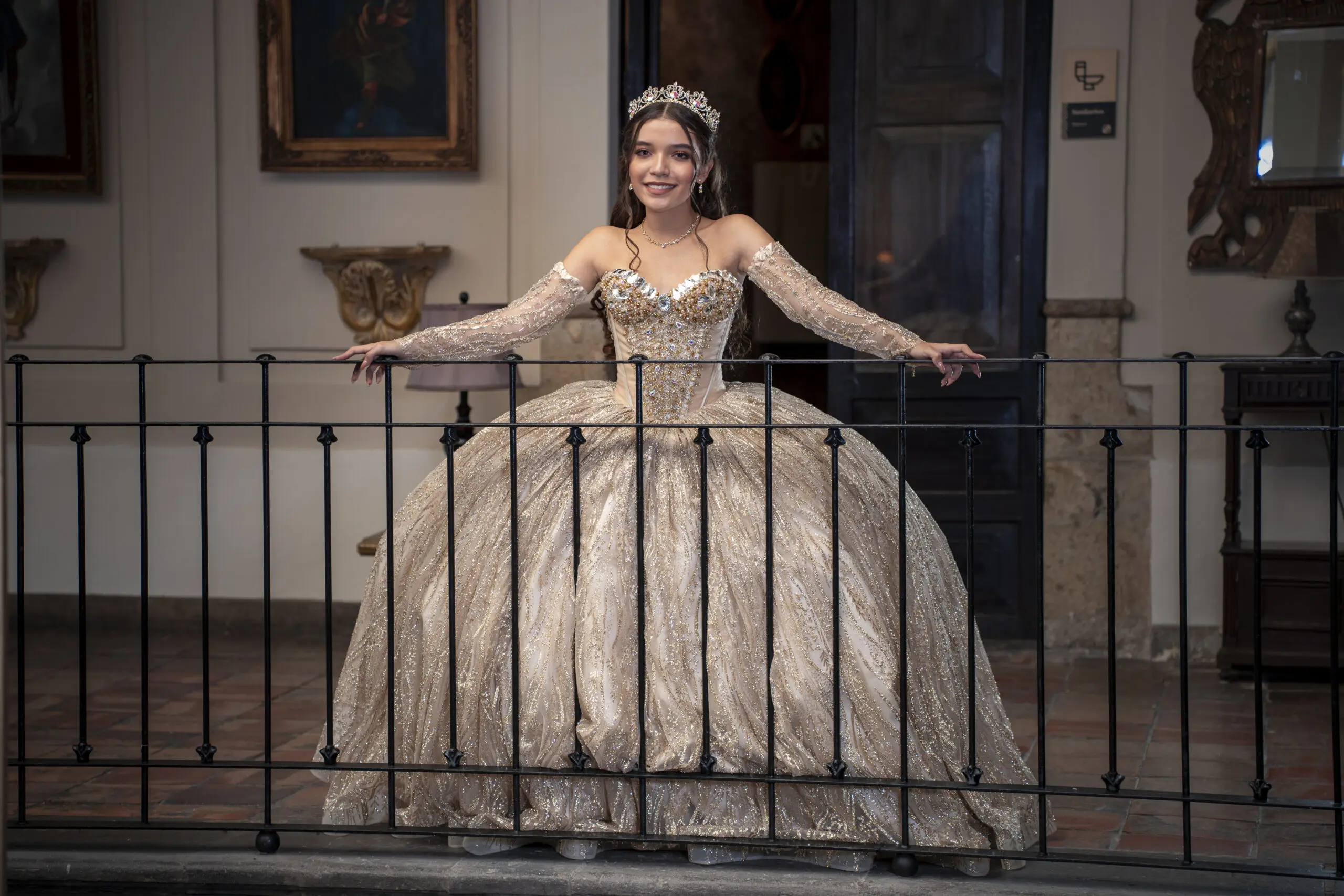 Sonrisa y carisma de quinceañera en sesión formal