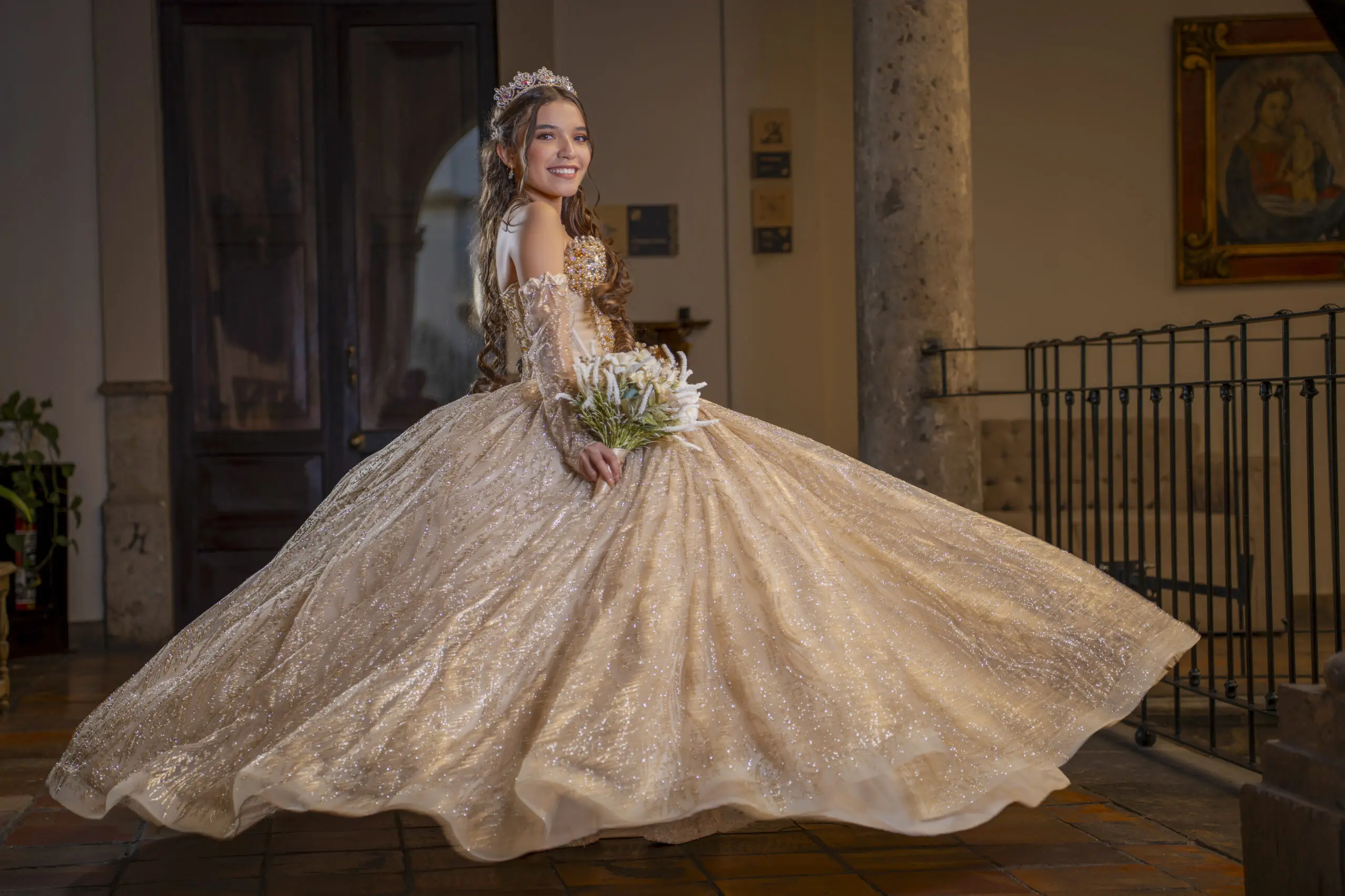 Encuadre de cuerpo completo con vestido de gala